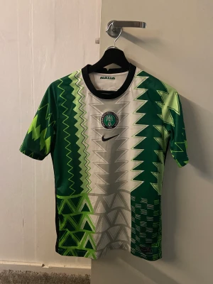 Fotbollströja  - Hej, jag säljer min Nigeria landslagströja. Den är i 9/10. Och jag säljer den för att jag inte använder den längre för att den är för liten för mig. Pris kan alltid diskuteras! 