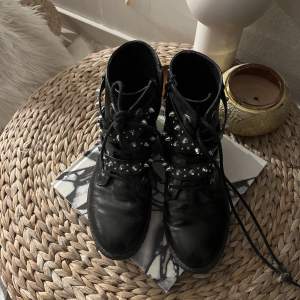 Säljer dessa ursnygga boots med nitar på! Använda men väldigt fint skick. Strl 37.❤️