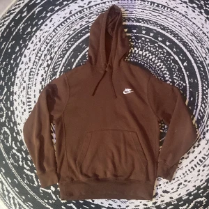 Nike hoodie - En brun Nike hoodie. Fick i julas. Använt sparsamt. Storlek small. Pris kan diskuteras🥳