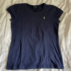 T-shirt Ralph Lauren - T-shirt från Ralph Lauren i stl xs (12-14 år L).