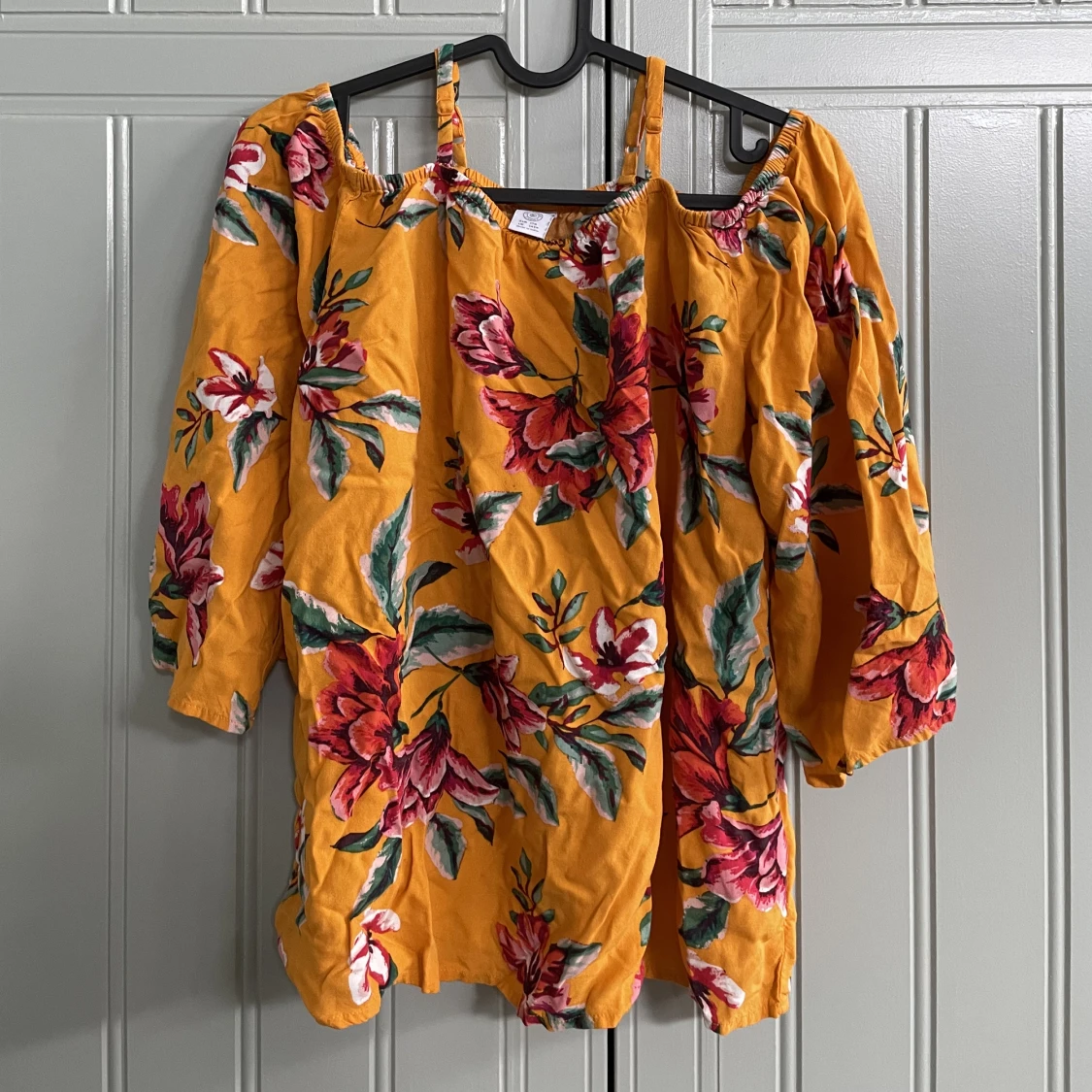 Somrig blus med söta detaljer