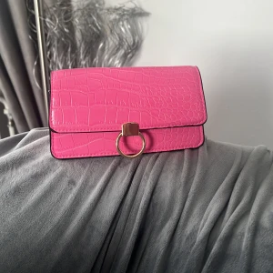 Pink tiny bag  - Säljer den här väskan från h&m för 100kr plus frakt. 