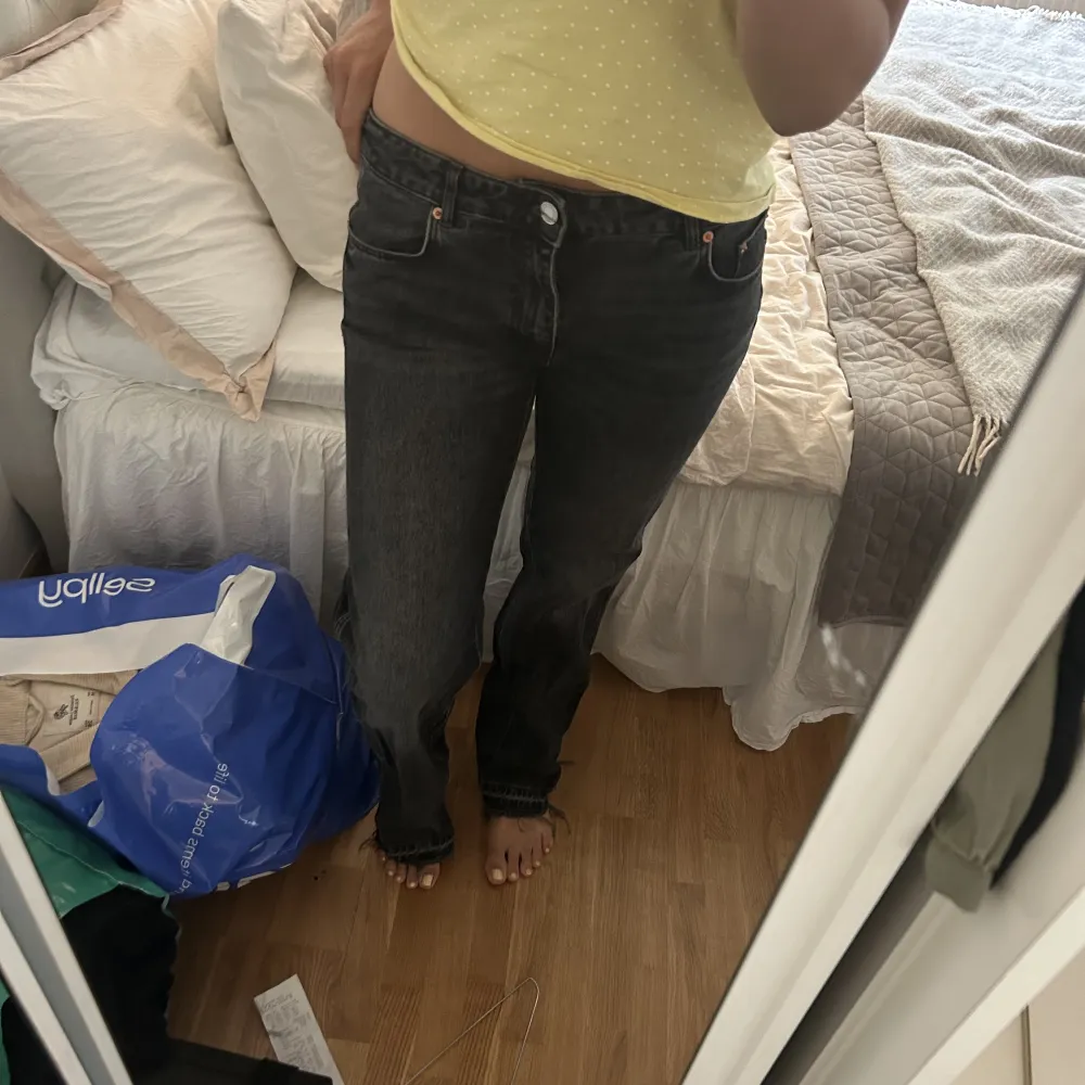 Så snygga svarta lowwaisted utsvängda jeans från zara💕💕. Jeans & Byxor.