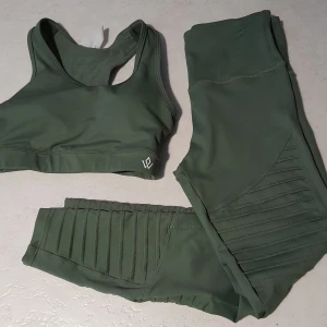 Workout empire träningskläder  - Säljer ett par träningstights och sportbh från märket workout empire i storkel XS.   Mycket finns skick, dom är använda men finns ingenting att anmärka på. 