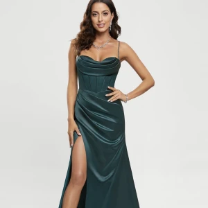 Grön satinklänning  - Det här är en balklänning/bröllopsklänning den är storlek Xs passar även S storlek 34-36 om ni vill ha fler bilder så äre ba fråga så skickar jag det. Den är inte använde prislappen sitter fortfarande kvar. Priset kan diskuteras 