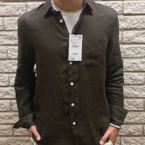 Linne skjorta - En riktigt fet linne skjorta från zara som är perfekt nu till sommaren. Skjortan är helt ny har taggar och allting kvar bara testad på. Säljer på grund av att den var lite för stor. Den kostar 450 ny och efter som den är i princip nu så säljer jag för 275