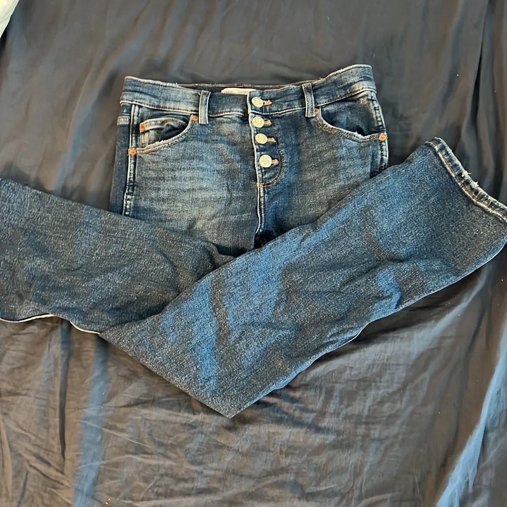 Ett par coola jeans från zara i storlek 13-14 år. Bra skick.. Jeans & Byxor.
