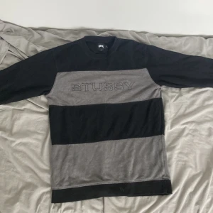 Svart stussy sweater - Svart stüssy sweater storlek L