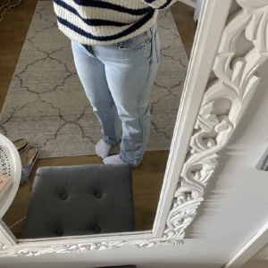 Zara Jeans - Säljer ett par nya zara jeans som var tyvärr stora på mig, bilder är lånade💗 super sköna jeans i super fin modell. Använda max 5 gånger och är i stl 36