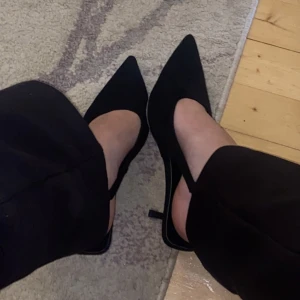 Svarta klackskor  - Svarta klackskor, aldrig använda. Köpta second hand. Storlek 38, klackhöjd ca 6,5-7cm.