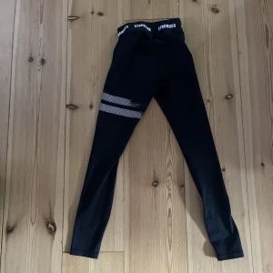 Stronger tights - Träningsbyxor från Stronger i modellen ”Hero Tights”. Jättesköna att träna i och materialet är jätteskönt. Har gått bort lite färg på innerlåret, se två första bilderna