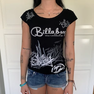 Billabong  - T-shirt från Billabong. Jättecoola detaljer! Står ingen storlek men skulle säga xs/s beroende på hur tight man vill ha den. 80kr plus frakt