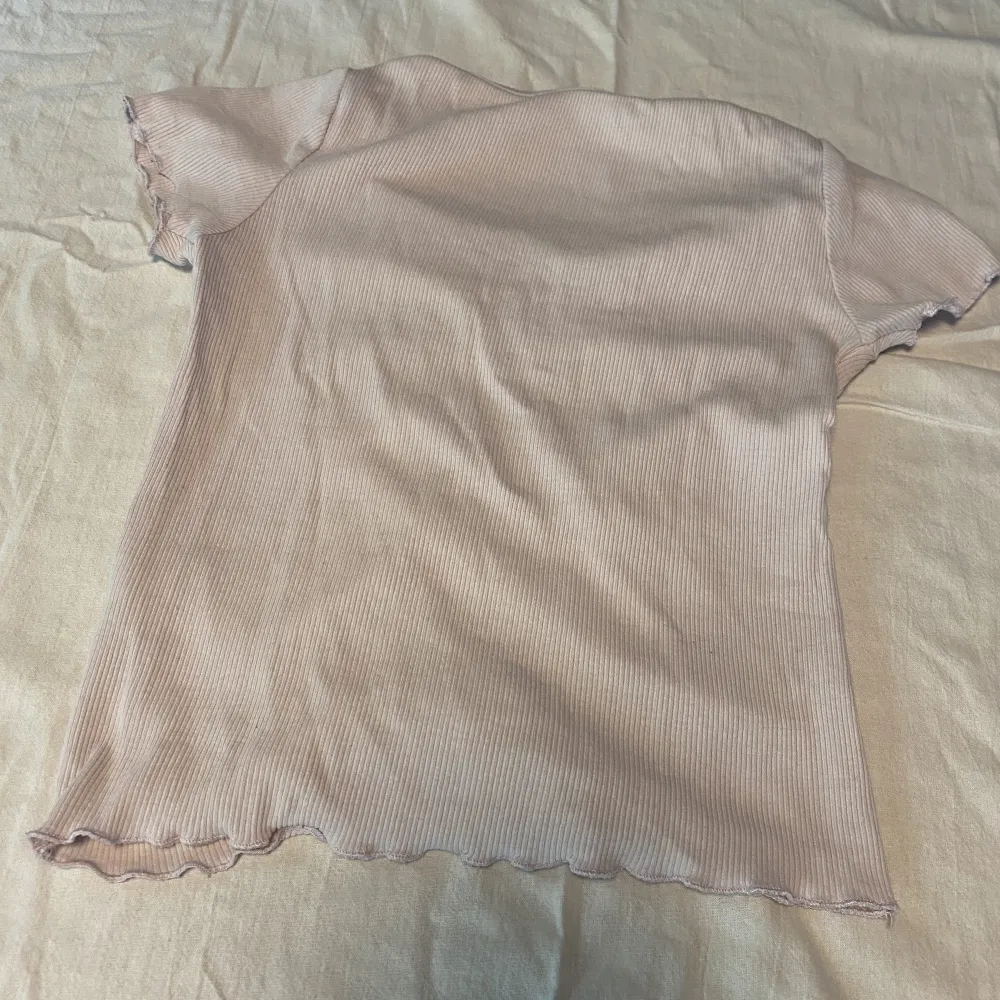 Nu säljer jag denna tröja från lindex med detalj i mitten. Använd ganska många gånger men fortfarande inget dåligt skick.. Toppar.