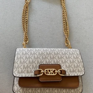 Väska - Säljer min superfina Michael kors väska. Väskan är i nyskick och är nästan aldrig använd, säljer då den inte kommer till så mycket användning längre! Väskan är äkta och äktahetsbevis kommer med!