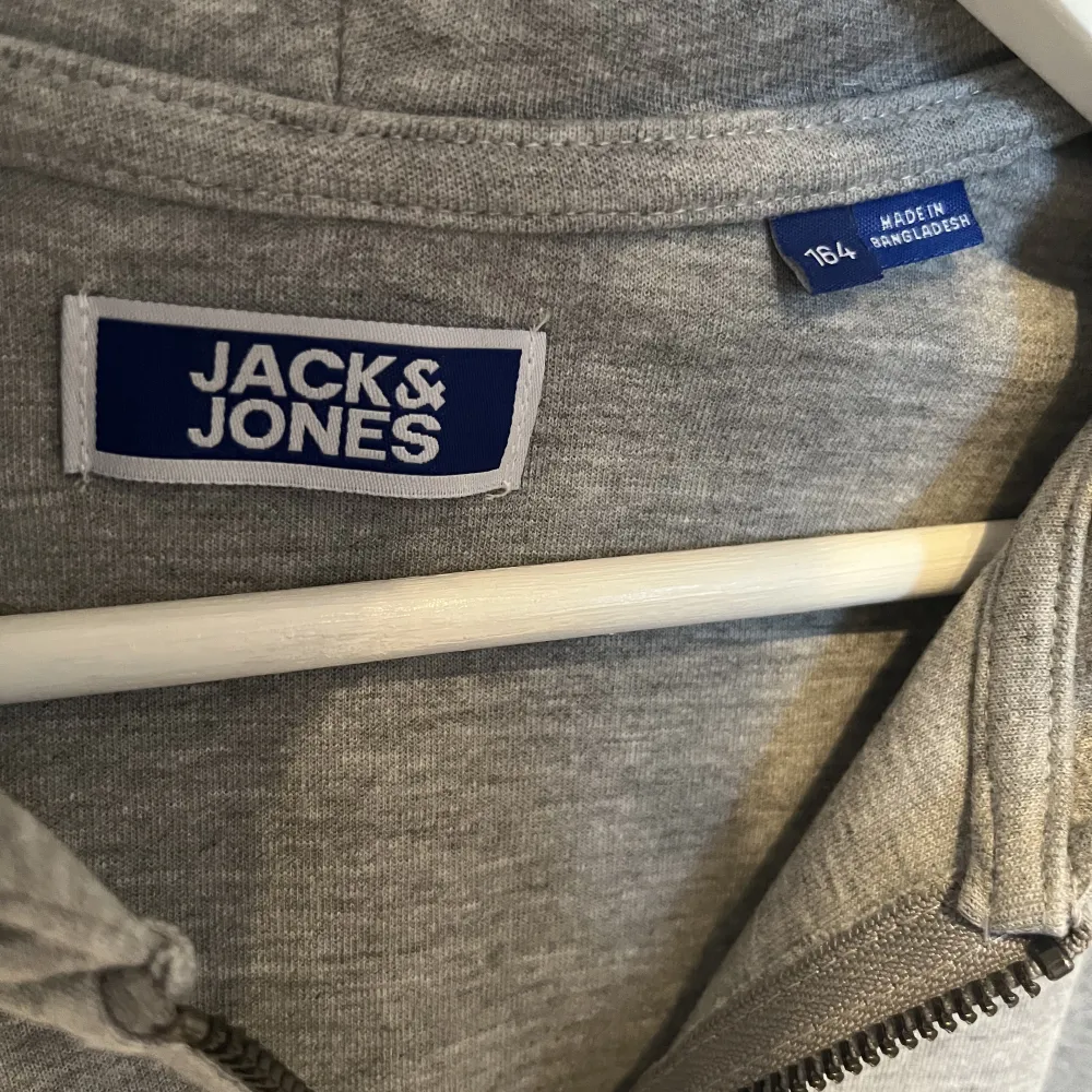 Snygg hoodie från Jack and Jones. Storleken är 164. Skick 10/10, använd 1 gång. Köpt på Jack and Jones för 400kr . Hoodies.