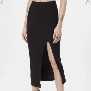 Säljer denna svarta kjolen med en slits från Gina Tricot i modellen Adela Petite. Väldigt sparsamt använd