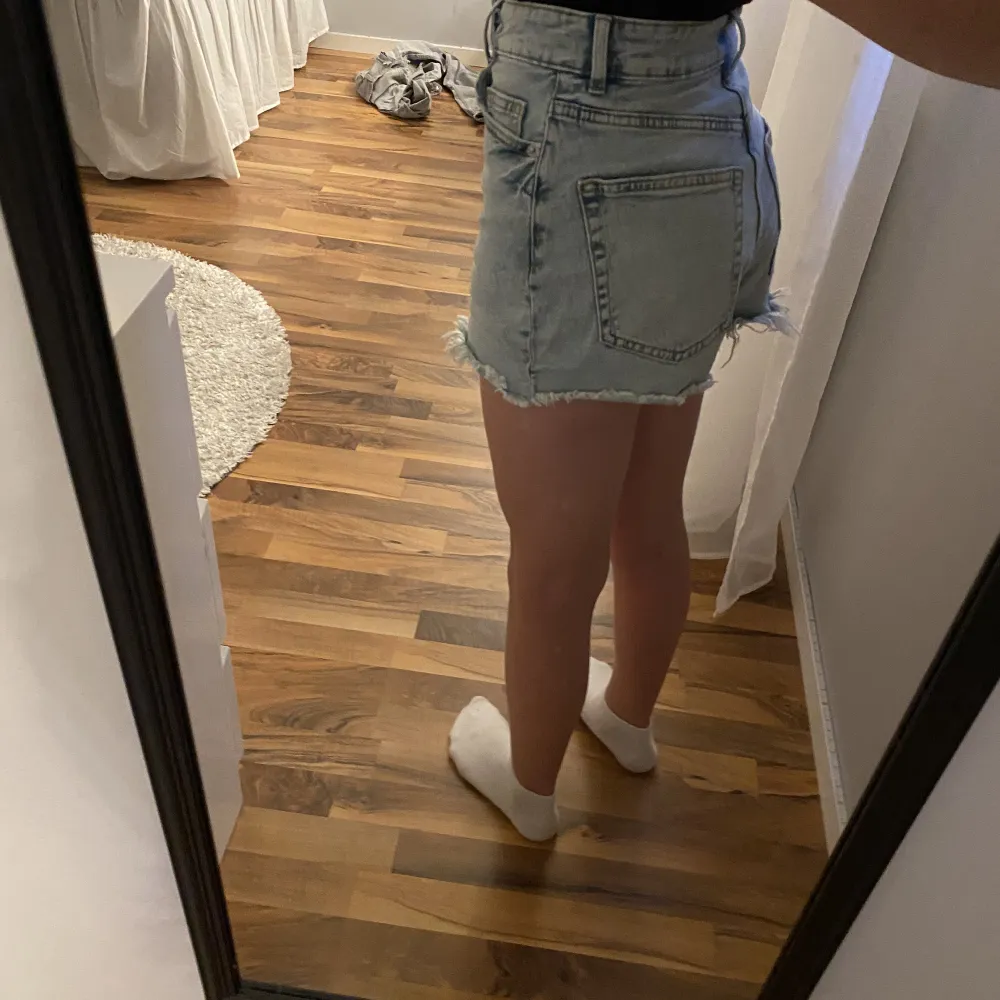 säljer dom här högmidjade shortsen från h&m 🫶🏻 . Shorts.