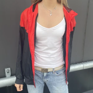 Röd/svart Windbreaker - Perfekt sportjacka. Bra för att springa i eller för blåsiga dagar. Står XL på lappen men passar på S/M. 100% polyester