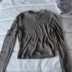 Grön långärmad  - Säljer denna super gulliga gröna tröjan från hm!