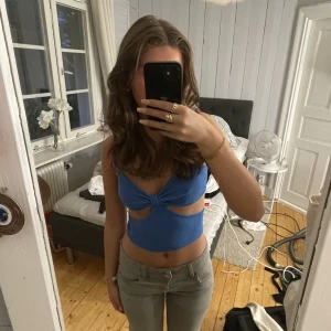 Topp - Superfin fest topp från h&m! Använd två gånger så den är i väldigt bra skick☺️
