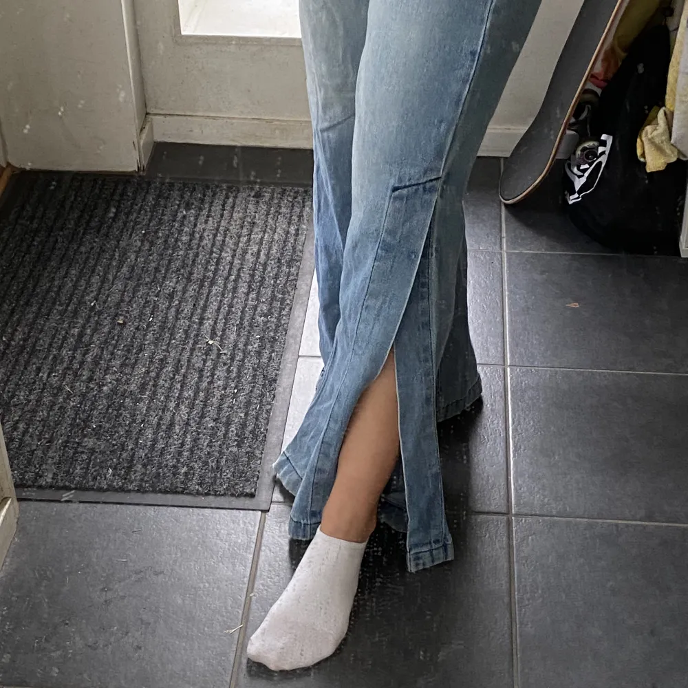 Fina jeans med slits längst ner, tyvärr för stora för mig, varsamt använda. Jeans & Byxor.