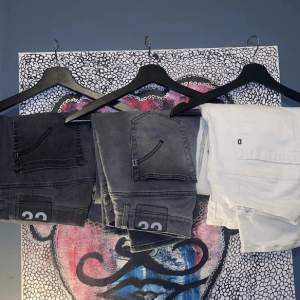 Tre schyssta Dondup jeans. Nästan oanvända. 600kr/st Hör av dig för fler bilder eller något som du vill veta:))