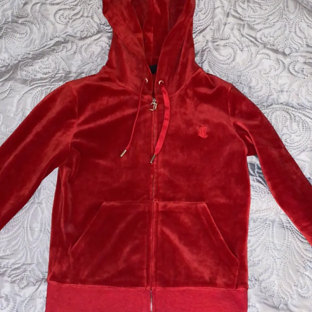 Röd juicy tröja, i nyskick. Säljer för 600 kr + frakt. 💕. Tröjor & Koftor.