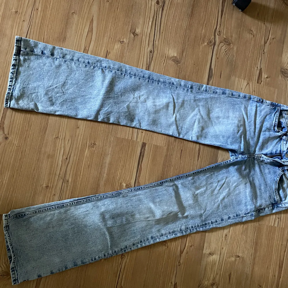 Lågmidjade jeans från H&M, i storlek 36,S. Fint skick förutom lite slitna uppe vid midjan, inget som förstör användningen, Och det syns knappt vid användning.  Mitt pris:70kr . Jeans & Byxor.