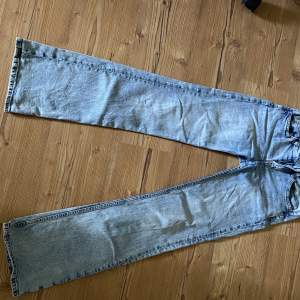 Lågmidjade jeans från H&M, i storlek 36,S. Fint skick förutom lite slitna uppe vid midjan, inget som förstör användningen, Och det syns knappt vid användning.  Mitt pris:70kr 