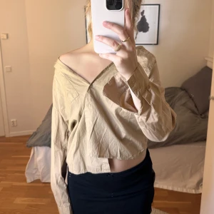 Beige skjorta - Säljer denna fina skjorta från msch. Är i storlek L men jag som en s passar den mig som oversized 🩷 
