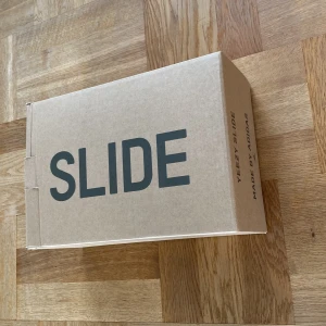 Yeezy slides - Yeezy slides, skick 10/10, strl 47 men är väldigt små i storleken så dom passar fötter i storlek 44-45 med. Priset kan diskuteras vid snabb affär. Är öppen för alla frågor!