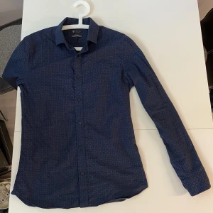 Skjorta från Riley - Mycket finskjorta i nyskick från märket Riley. Den är super slim fit i modellen. 