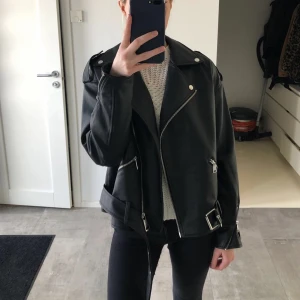Oversized skinnjacka  - Super snygg skinnjacka som är köpt på Nellys  hemsida, använder den inte längre och Darför säljer, första bilden är lånad, andra bilden är från hemsidan och sista är min, modellen har storlek 36 så det är samma storlek som min jacka. 🤍🤍 finns fler bilder!