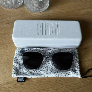 Solglasögon köpta från CHIMI i modellen 08. Använda 2 gånger. Fint skick. Ingår - Fodral - Påse att lägga solglasögonen i - Tvättduk (oanvänd och oöppnad)