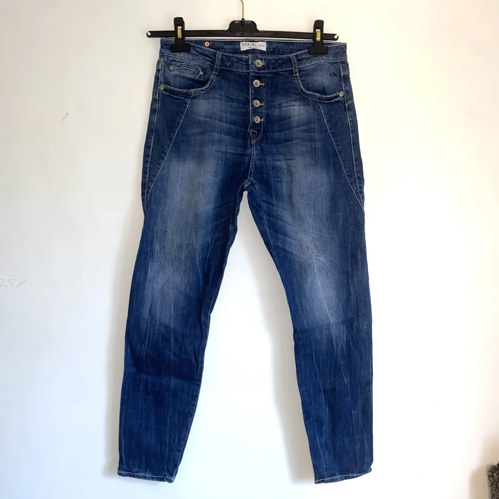 Blåa jeans från Lindex i storlek 36/32 (waist/length). I mycket bra skick.. Jeans & Byxor.