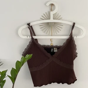 Hm topp  - Tryck hjärna på köp nu! Snygg top från hm med en spättskant, sälj pg.a att jag sällan har på mig den, katt i hushållet!!