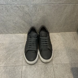 Axel Arigato clean 90  - Tjena, säljer ett par Axel Arigato clean 90 i storlek 42-43. Skorna är i ett bra skick, 8,5/10. Originalpris är 2600 kr.Hör av er vid funderingar.