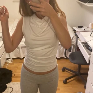 vit topp i satinmaterial - interessekoll på denna skitsnygga toppen. Så fin både festligt och lite mer vardagligare💖