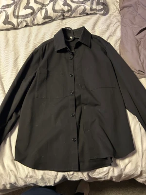 Arket overshirt - Säljer denna helt nya overshirten från arket pga att den är för liten. Storleken är 50 vilken motsvarar M/L. Nypris var 900kr Hör av dig vid intresse eller fler frågor☺️