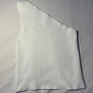 One shoulder topp - Jätte söt one shoulder topp som jag köpte secondhand. Har aldrig använt. Man ser varken storlek eller märke på toppen, med jag skulle säga att den passar de med S och M🌻