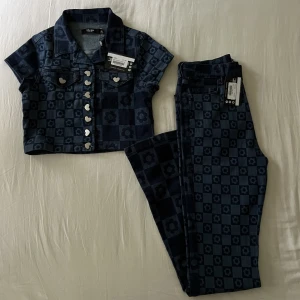 Jaded London flower print set - Jaded London flower print set. Aldrig använda, nyskick med lapparna kvar. Toppen är storlek S och byxorna 26🫶💕