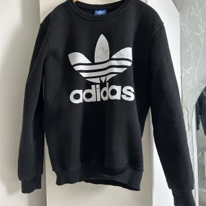 Adidas tröja - Säljer denna adidas tröjan då den inte kommer till användning:) vid funderingar är det bara att kontakta mig💗