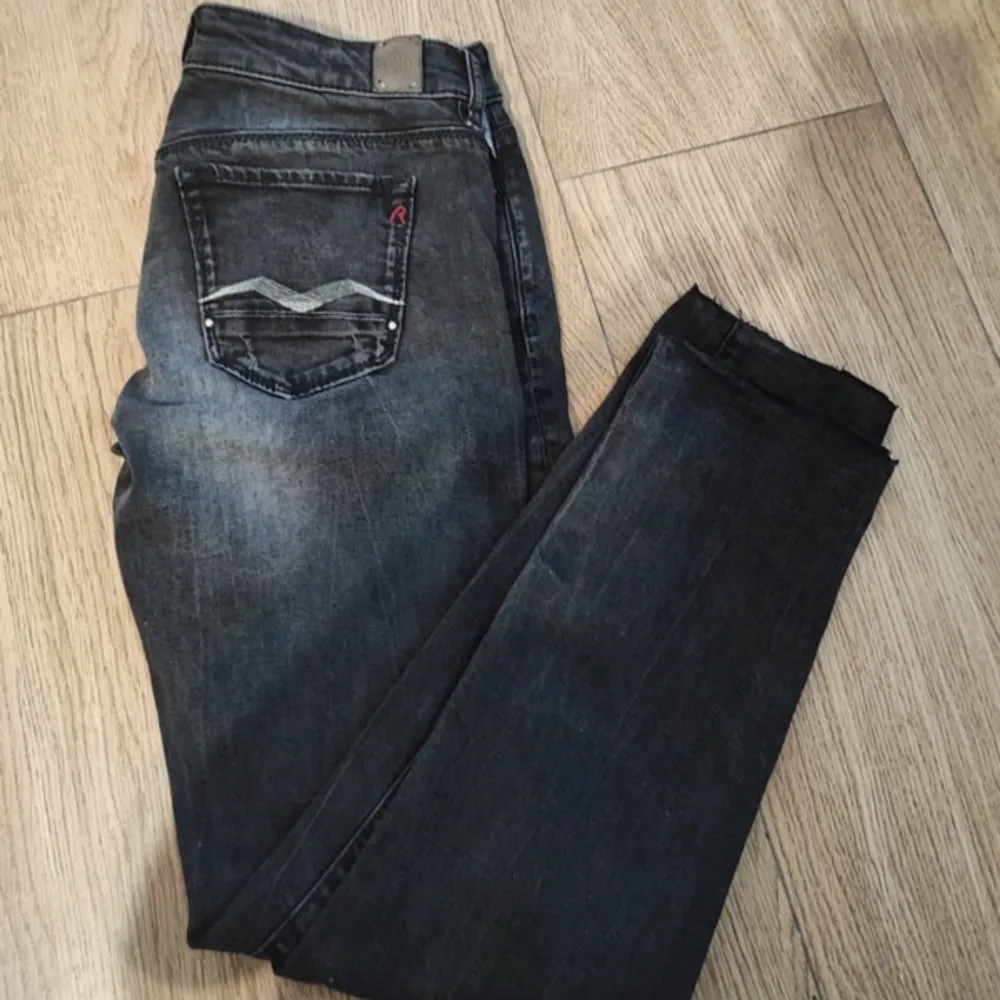 Ett par svarta, riktigt snygga replay jeans i storlek 29/32. Pris går att diskuteras vid smidig affär!. Jeans & Byxor.