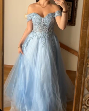 Blå bal klänning - Säljer min fina balklänning som endast är använd 1 gång, ser helt ny ut och inga skador på den. säljer den för 2500kr🤍För bättre blick på klänningen skriv till mig så skickar jag en video på den🩵