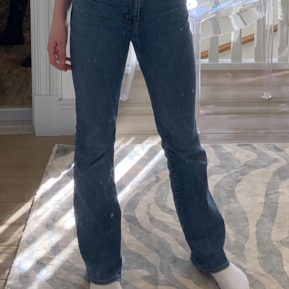 Superfina och verkligen jättesköna blåa bootcut/flare jeans. Köpta hösten 21 och har såklart använts mycket men har inga slitningar då det är så bra kavitet. Lite stretchiga och skulle säga att det är en medel midja. Passade mig när jag va ca 164. . Jeans & Byxor.