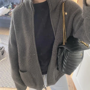 Stickad kofta från zara  - Säljer nu denna snygga kofta från zara 