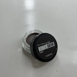 Maybelline tatto brow pomade - Endast testad, köpte i fel färg var alldeles för ljus för mig 🩷Den är i dark brown. Köptes på kicks för 139kr