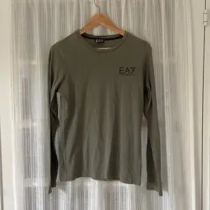 Olivgrön långärmad t-shirt från EA7 i gott skick, 9/10
