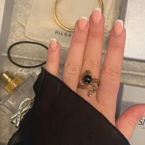 Ring - Säljer min jättefina ring som liknar en drake. 