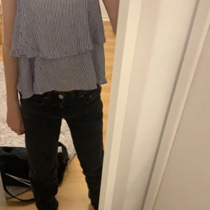 Svarta straight jeans från Zara - Svarta, superfina, straight jeans från Zara. Köpte för 2 år sedan ungefär och därför ganska använda. Säljer för de är alldeles för små för mig nu.💘 (gammal bild) 💘💘